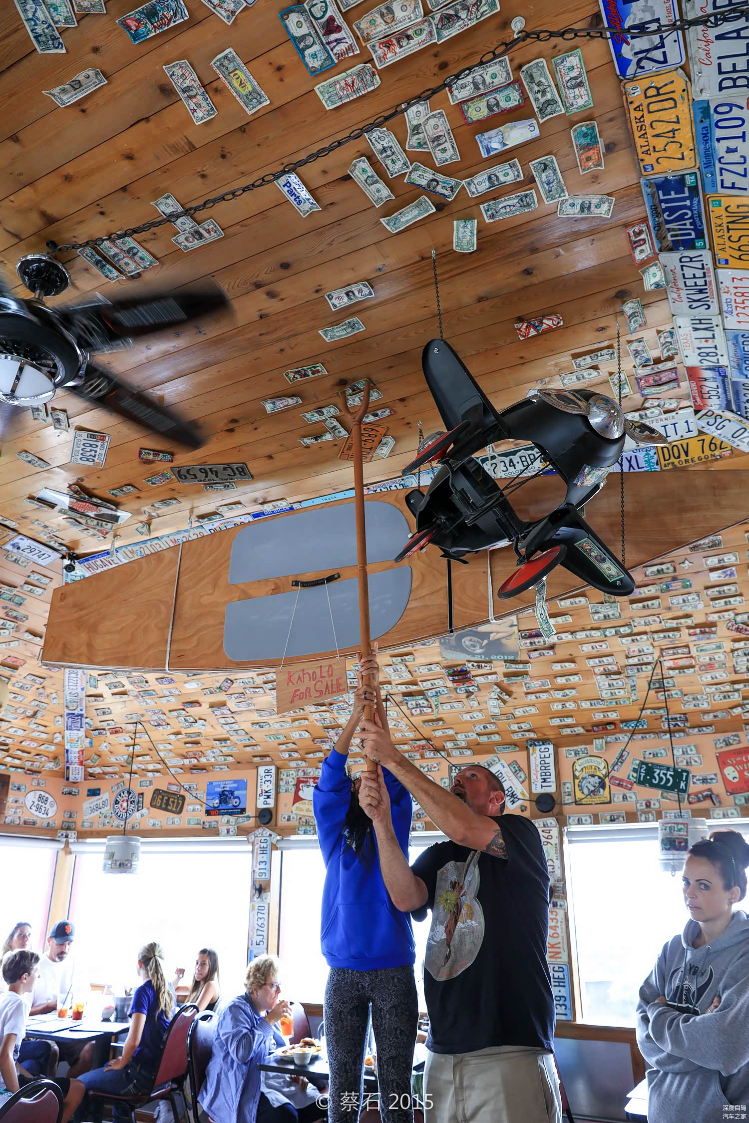 这里有一个很有意思的餐厅，每个过来的人都会往屋顶贴一张钱，汉堡的味道也不错。