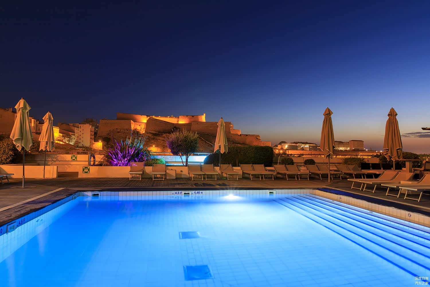 酒店的泳池，马赛作为一个重要的旅游城市，各方面设施都比较齐全，这样一个四星酒店一晚大概在1200左右