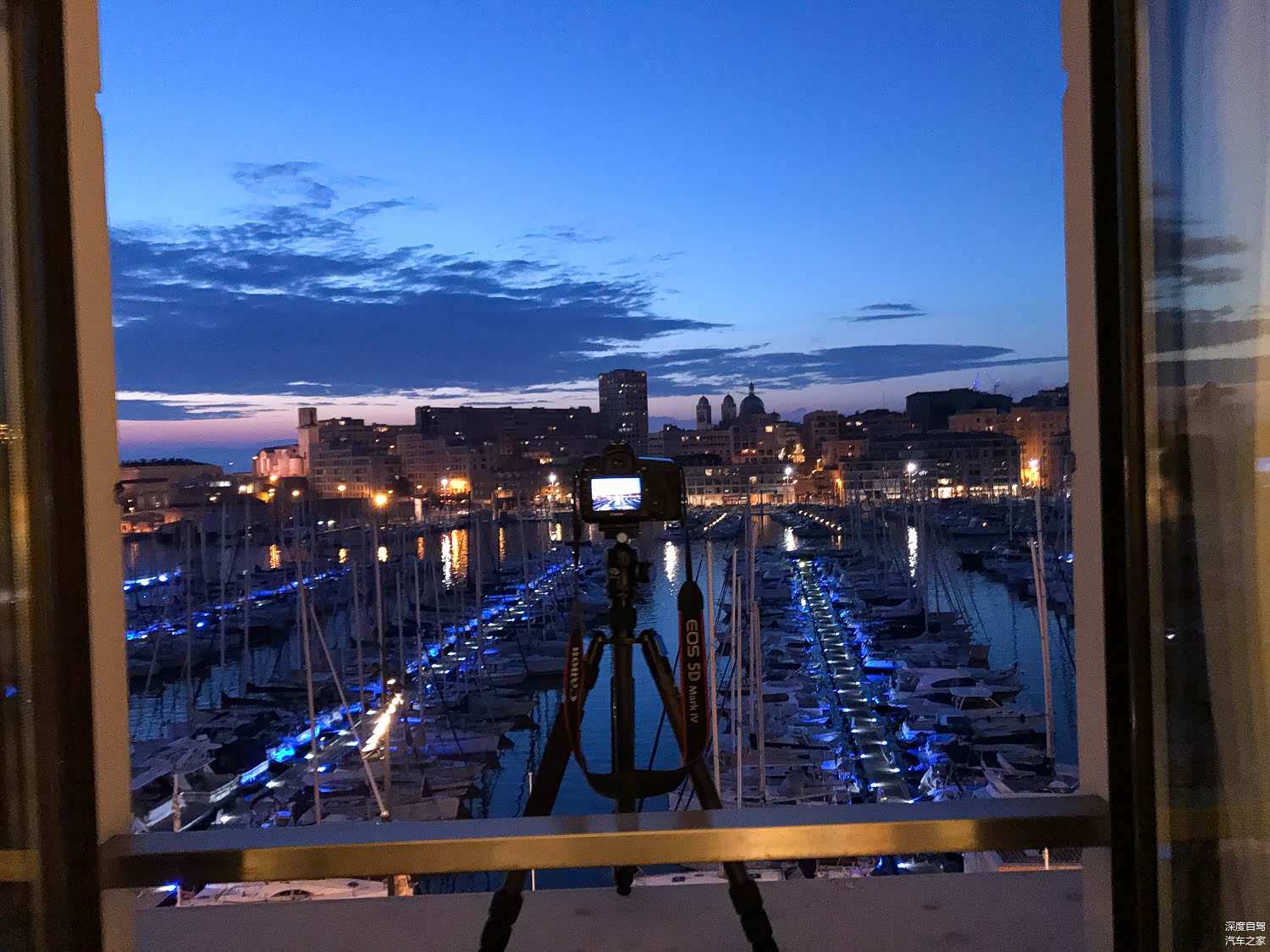 旧港的日落，如果来马赛，安排住在旧港边的酒店是一个明智的选择，这样，可以躺在床上就把片子拍了