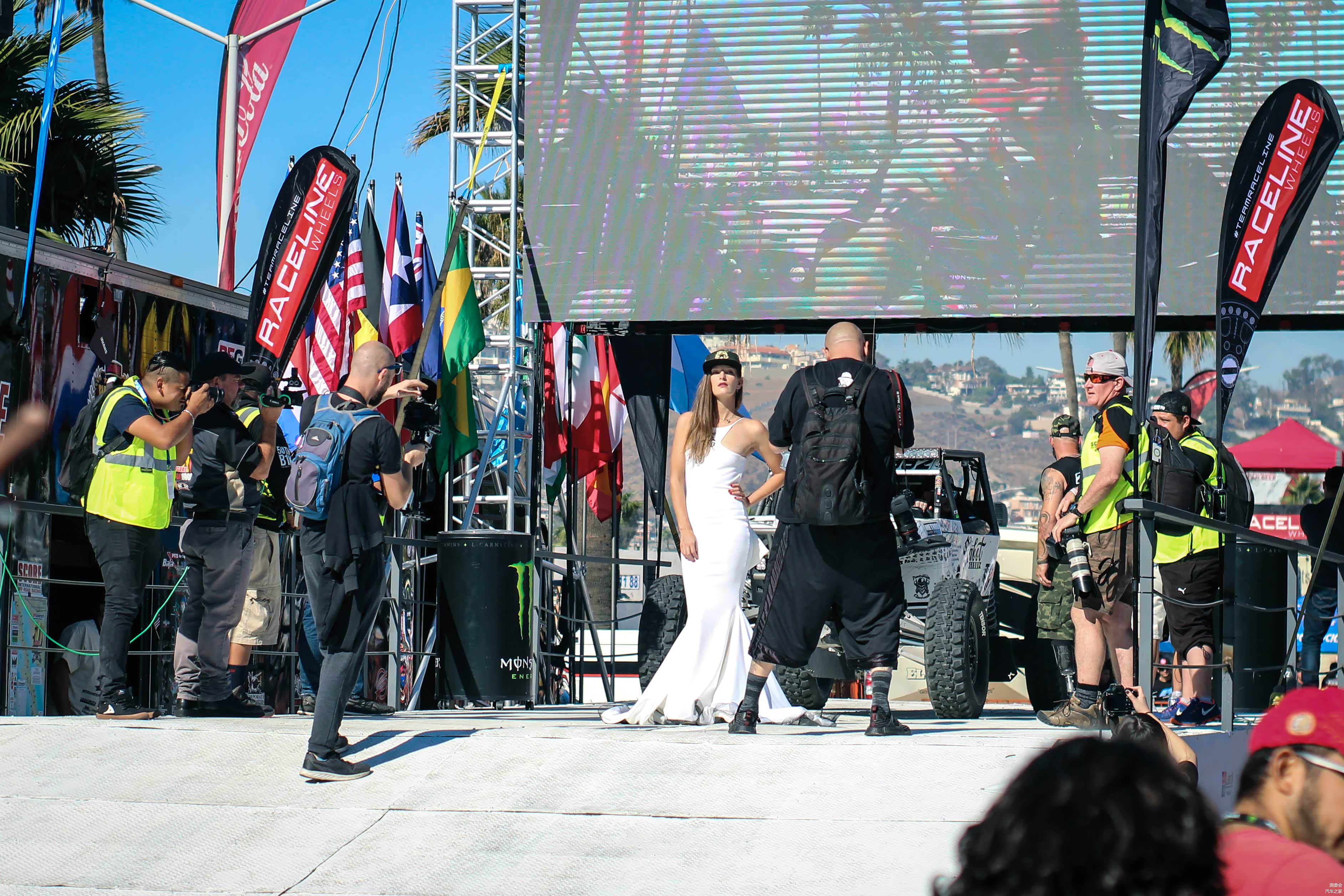 因为是非正式比赛日，赛车手和车队成员都非常放松，各种摆pose合影互动