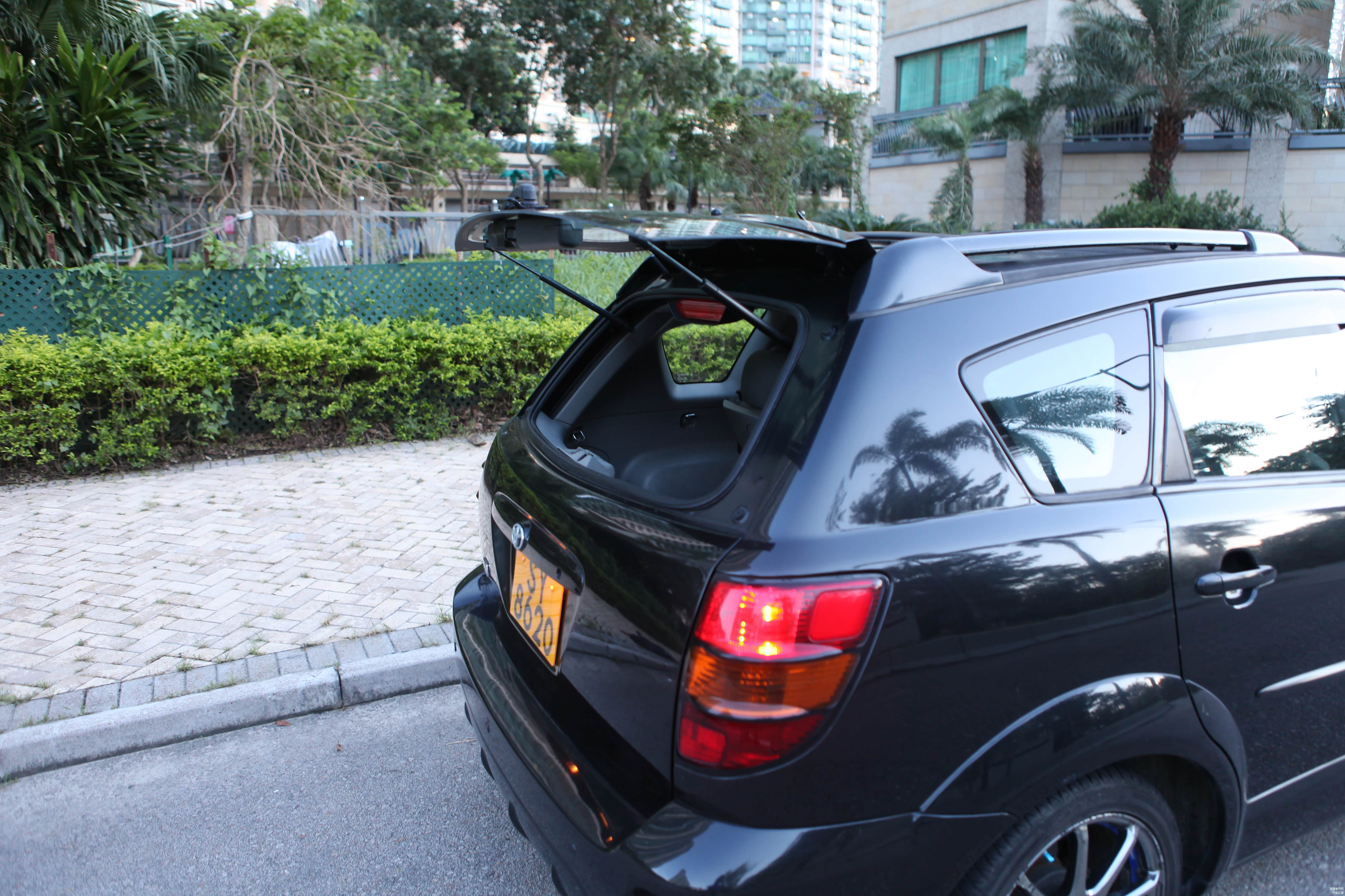 后面的小窗可以单独开启，拿东西很方便