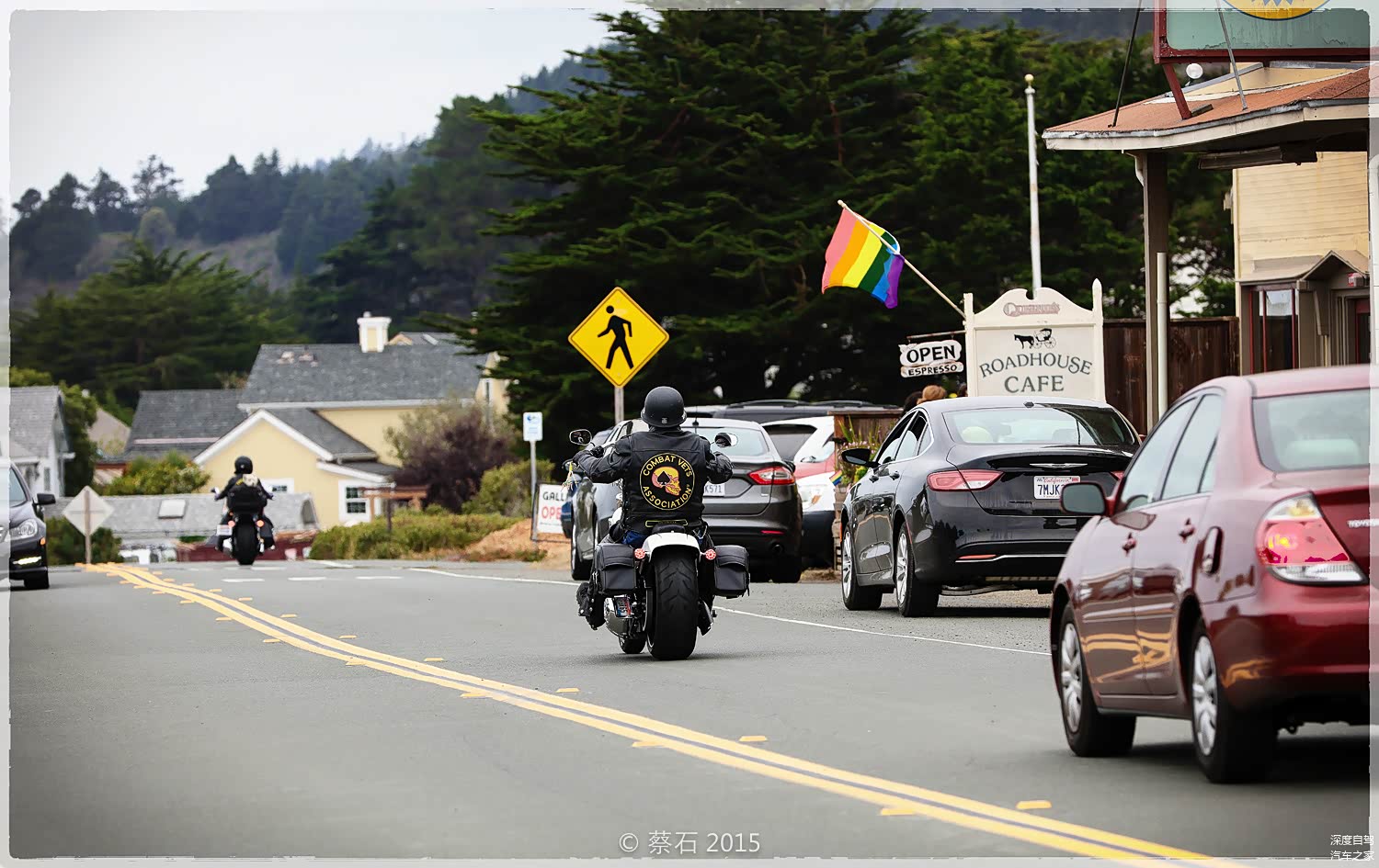 这是一个精致而热闹的小镇，路的两侧有许多漂亮的建筑，咖啡馆里人头攒动，许多游客愿意选择在这里休息一下