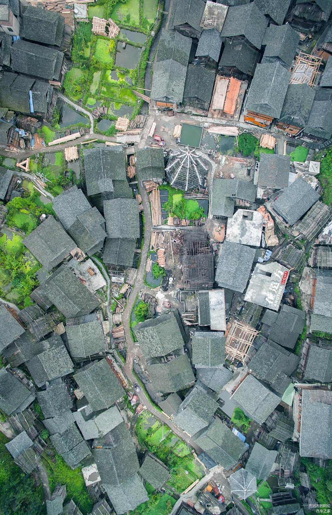 于是我站起身来拍了拍屁股上的灰尘，然后慢慢地走下了山去，既然咱来到了这个小村，还是先随意逛逛吧。