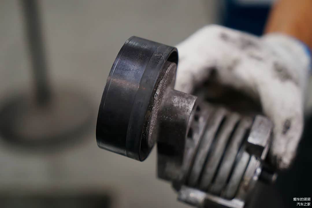 压根就不是这台发动机该用的紧张轮