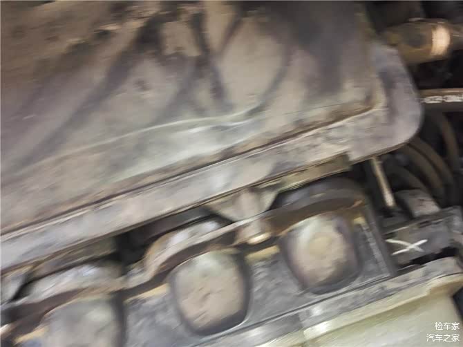 这个发动机进气道的位置实在不好拍，拍的时候小编的手抖的厉害，看官们凑合看。