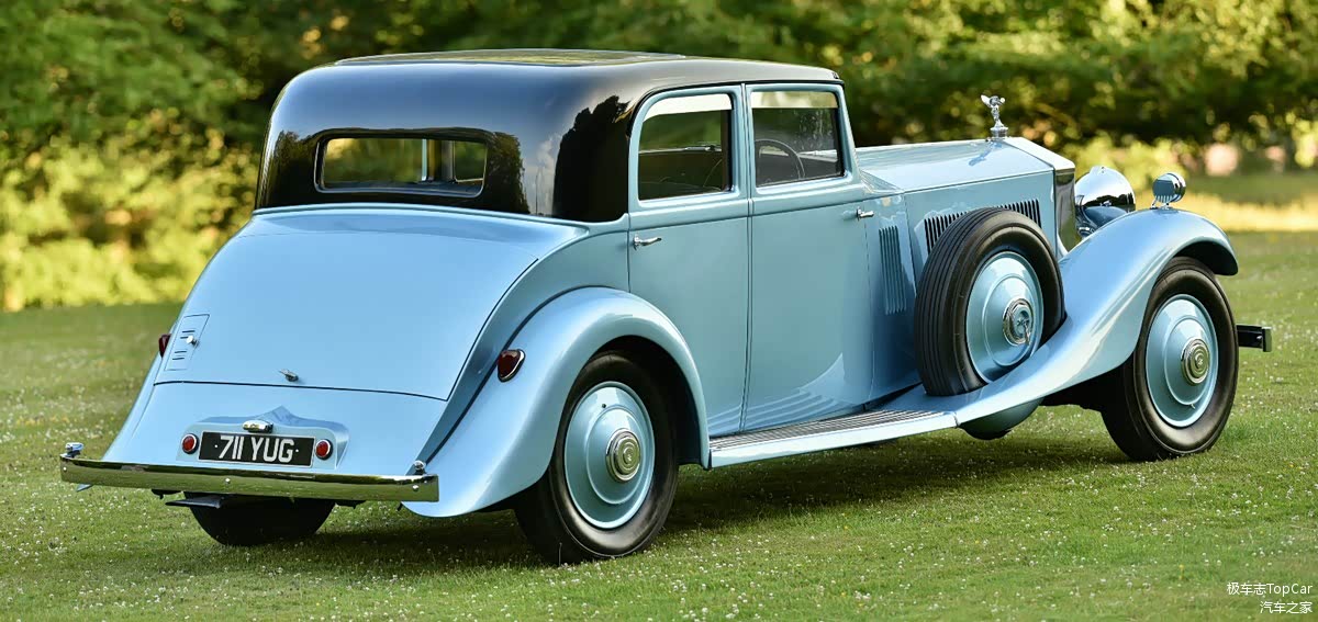 车身散发的耀眼珠光是源于劳斯莱斯添加在车漆中的磨碎青鱼鳞片。