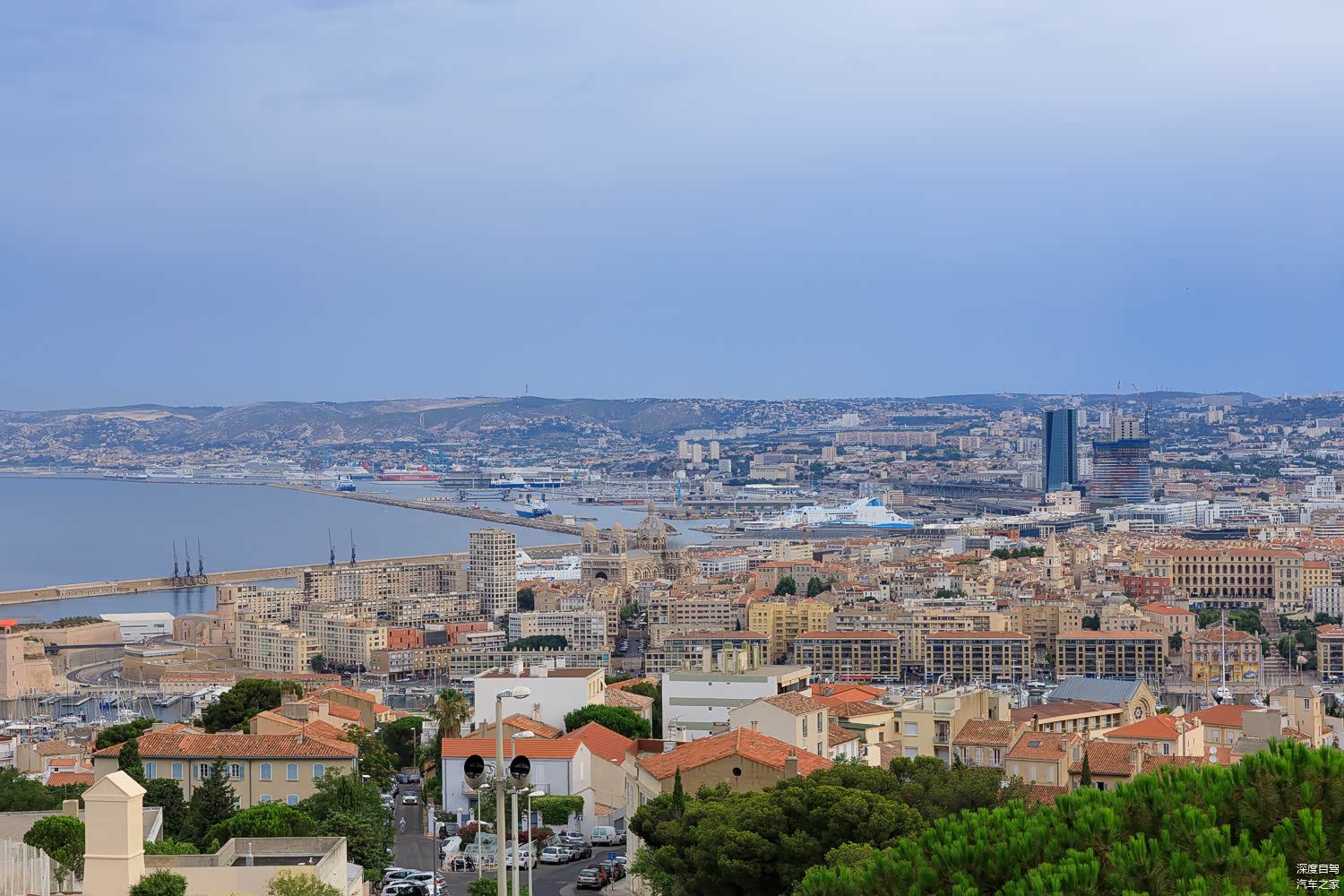 在贾尔德圣母院俯视马赛城