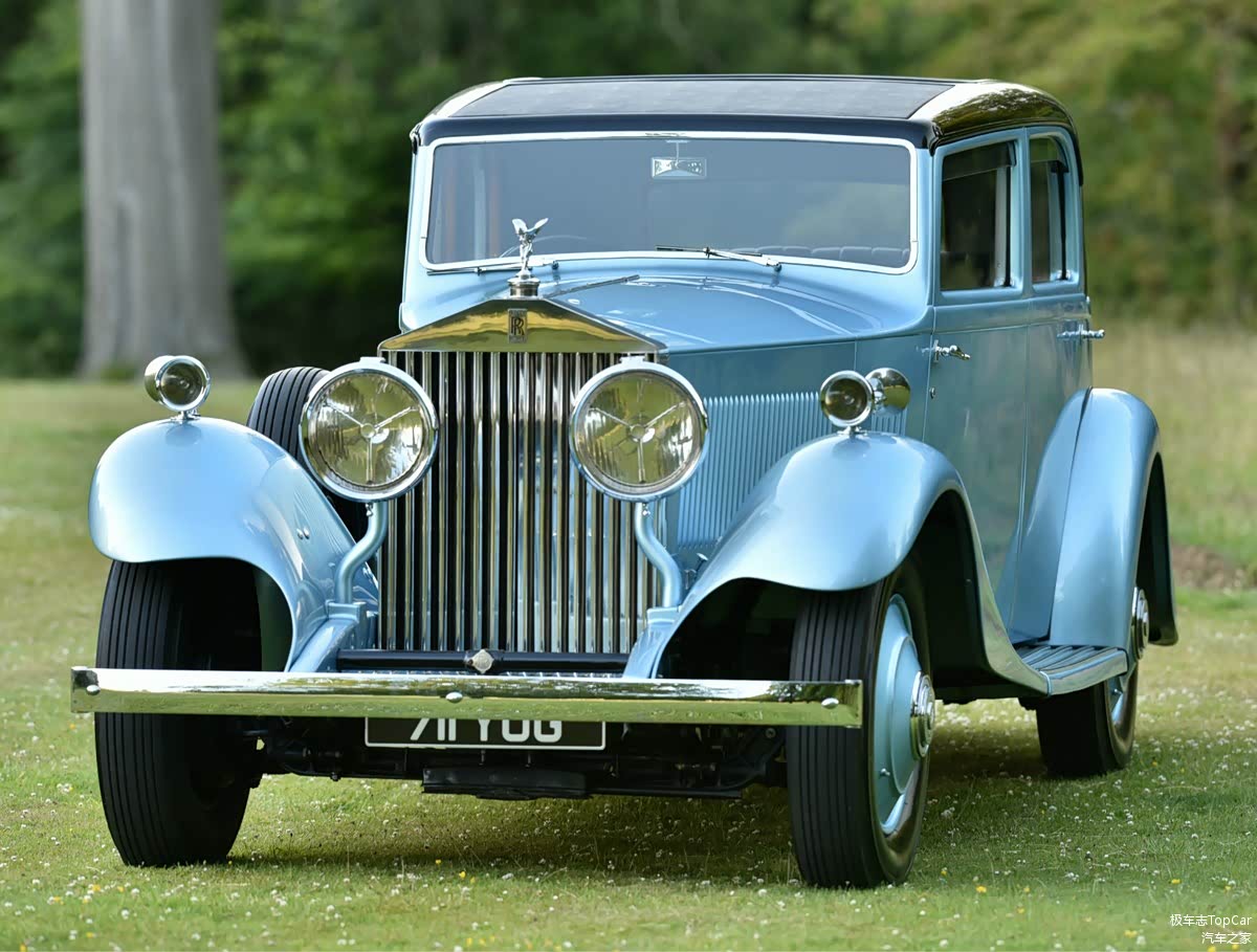 AGO 1的车身由车身制造商巴克（Barker）按照标准旅行轿车定制。