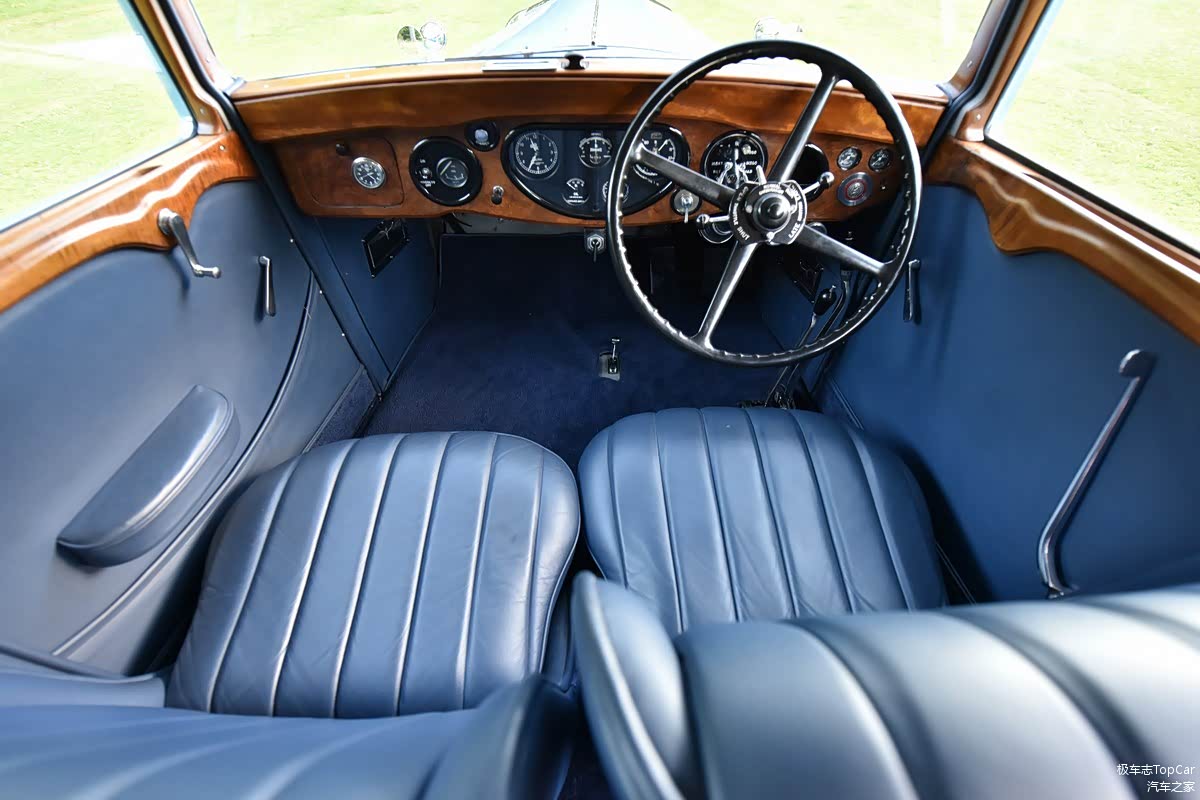 车厢内的蓝色色调配合古典的木色，时间仿佛在这里停下了脚步，从未离去一般。